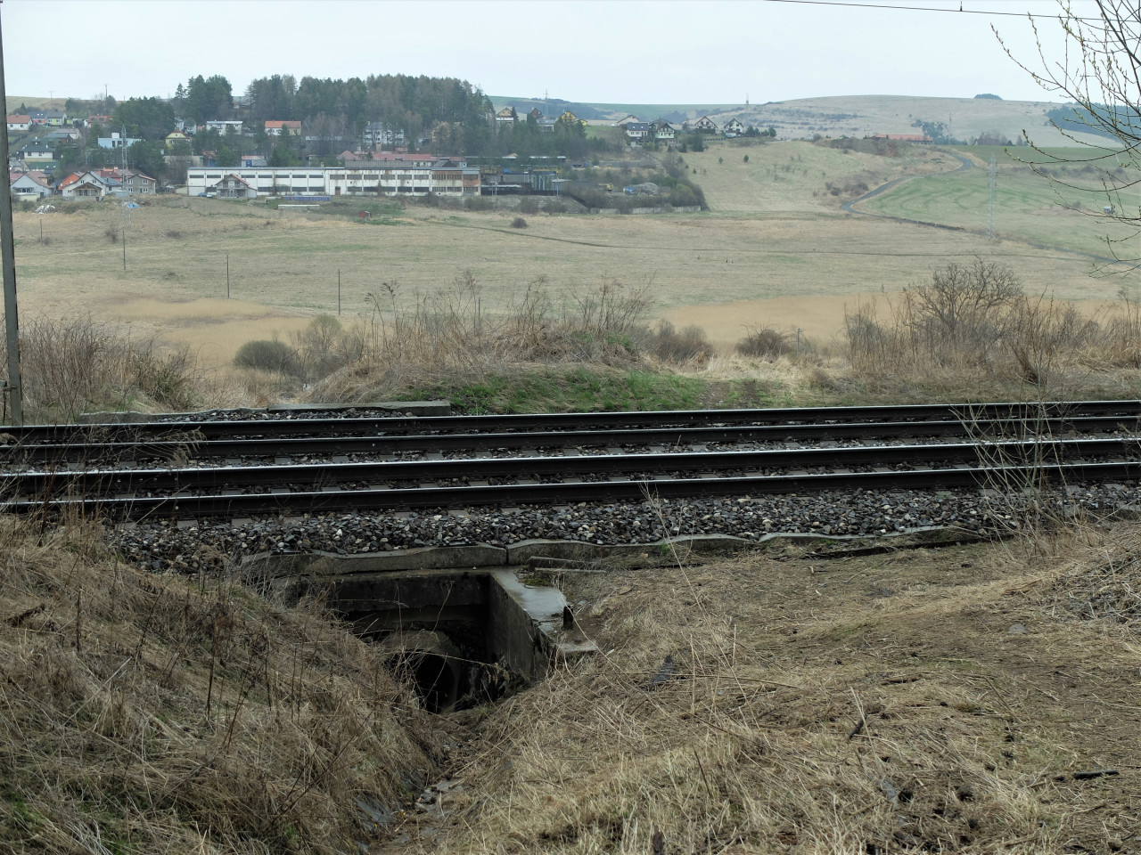 bval pejezd, hradlo a vleka byly vpravo; v pozad bv. dln arel ve vbovcch.