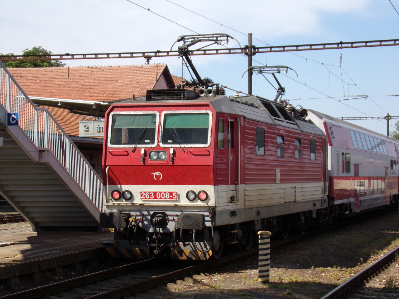 263.008 s pu-pulom onedlho odde ako osobn vlak do Novch Zmkov