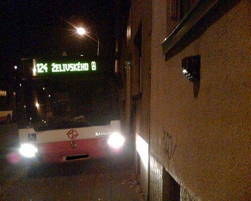 Pistavme autobus pod okno...