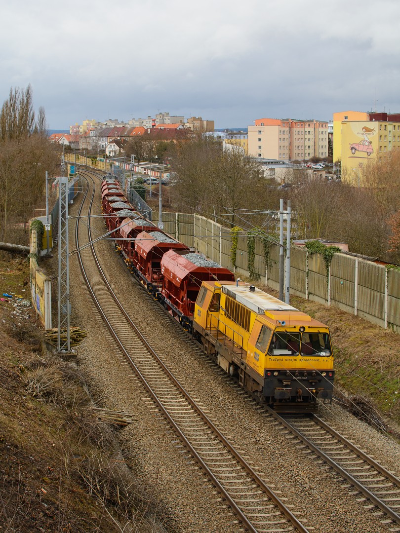 PA-300.4-08 na postrku vlaku do Marinskch Lzn, Plze, 9.3.2023