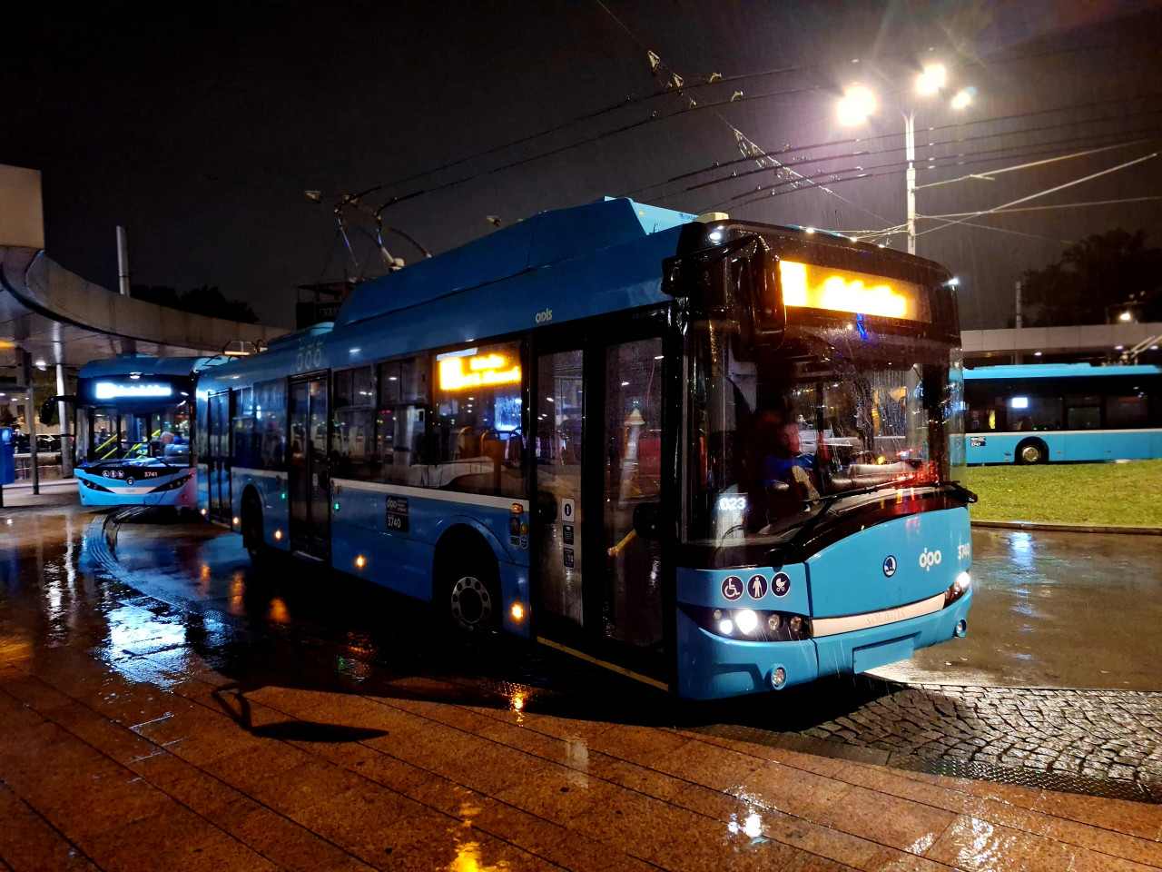 Trolejbus koda 26Tr ev..3740 ek na odjezd z obratit Hlavn ndra. (27.10.2023)