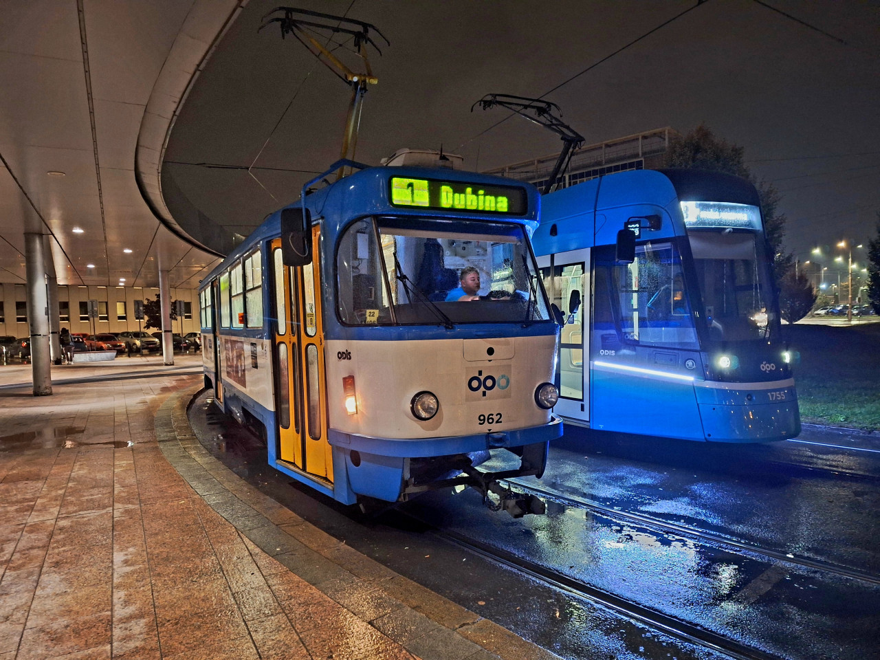 Souprava tramvaj T3R.P ev..962 a 974 ek na odjezd ze smyky Hlavn ndra. (27.10.2023)