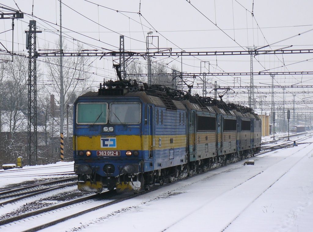 363 012-6+363 020+363 018+363 032+363 034 Huln(7.1.2010,foto-Martin Nesrsta).