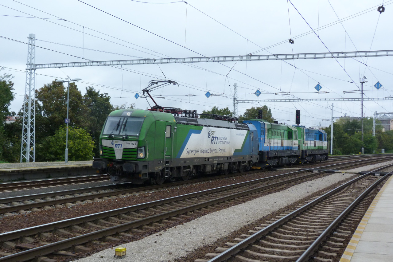 Vectron a dva diesly, smr Bratislava