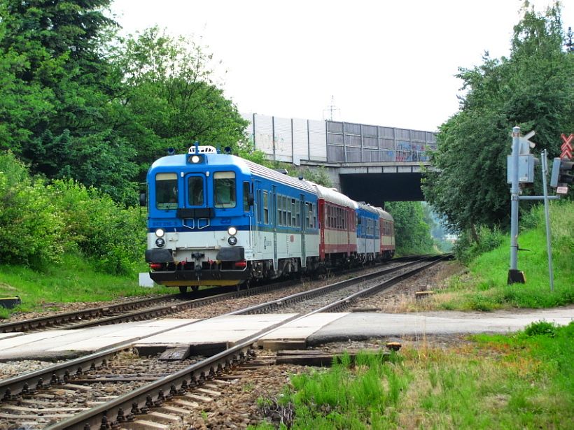 Os 4413 v Brn-Starm Lskovci (u pejezdu na konci ermkovy ul.)...