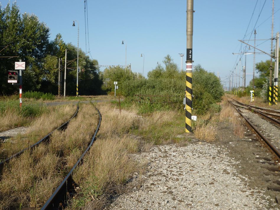 vpravo zan kolejov rozvtven Maovc, vlevo odboka do njakho kolejit