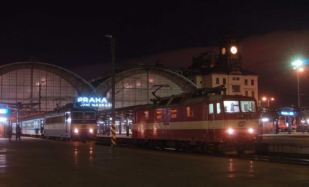 371.003-5 + 362.122-4 s R873   Praha hl.n 16.11.2014