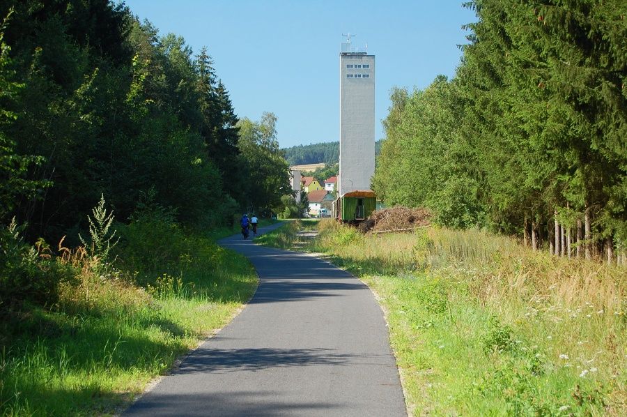 Waldkirchen a vkov silo Lagerhaus, tady stezka uhnula z hlavn koleje