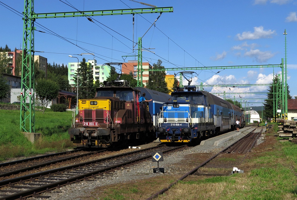 210.055 (pk Os19025), 210.058 (Os19022), Louovice, 14.6.2016, 16:13