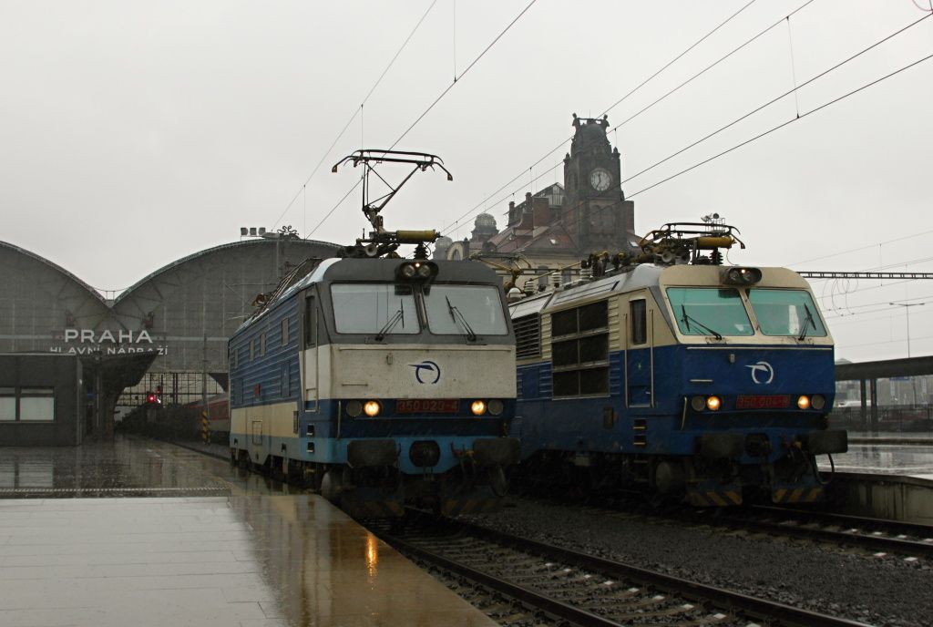 350 020 + 350 004 Praha hl.n.