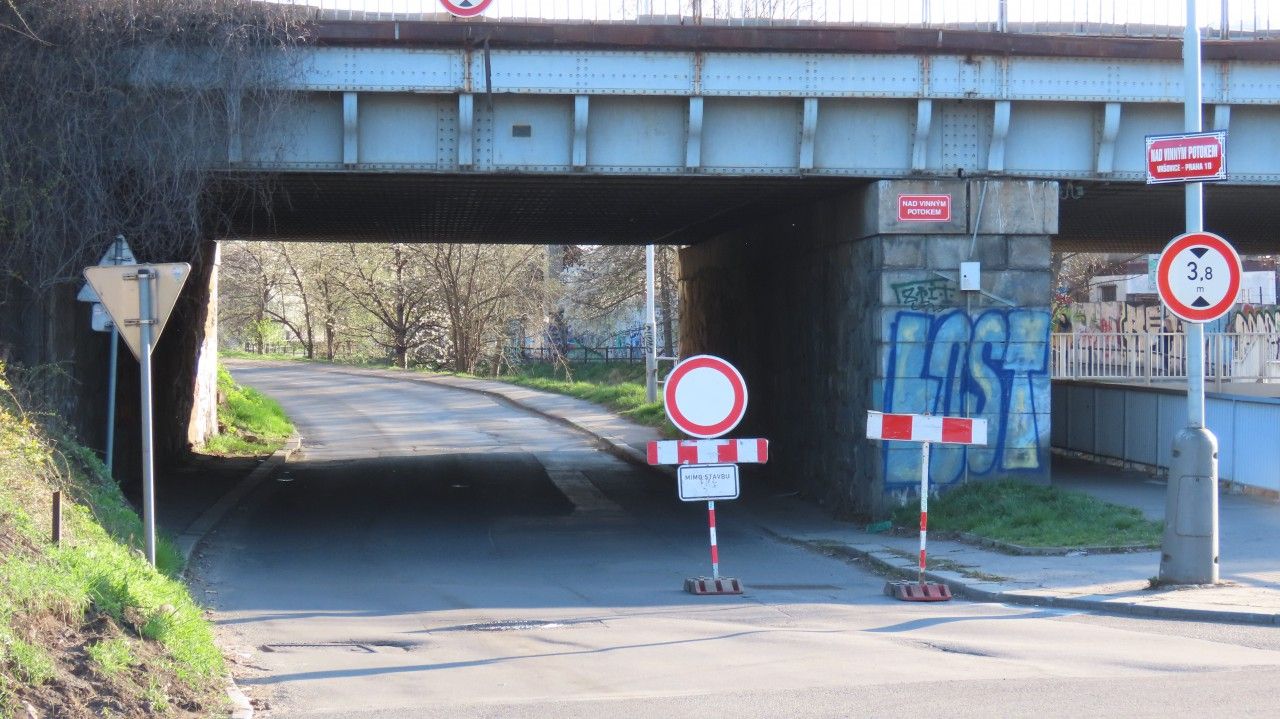 Zkaz vjezdu do ulice Nad Vinnm potokem a pln pracovn nasazen... 1.4.2019