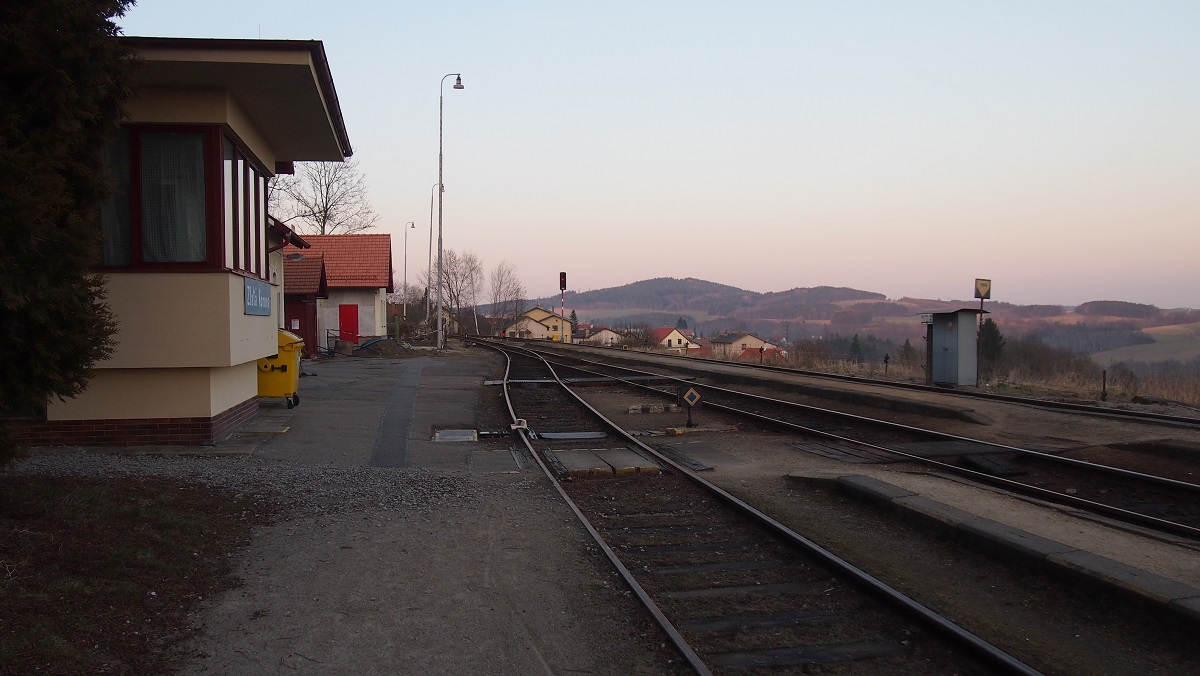 Smr .Budjovice; krom kopn u budovy se zatm nic nedje