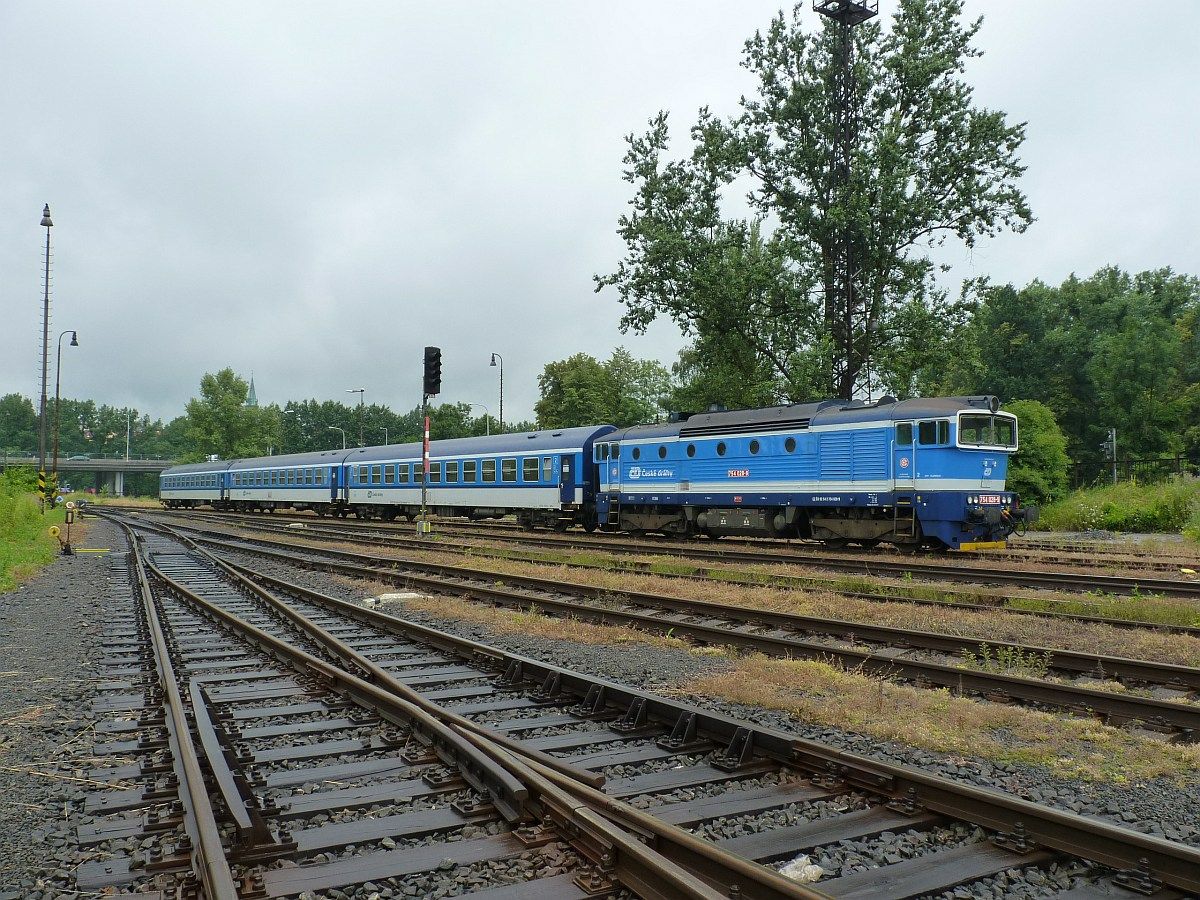 754 028-9 s modrou soupravou ve Frdku-Mstku