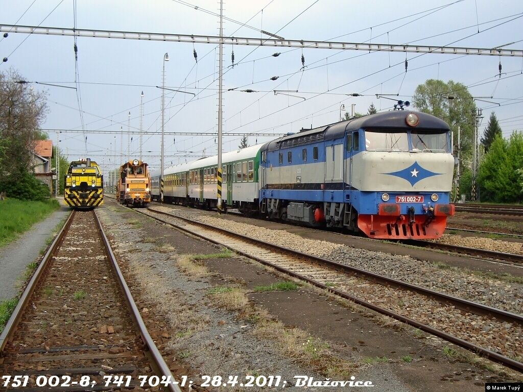 751 002-8 + v pozad 741 704-1; 28.4.2011; Blaovice