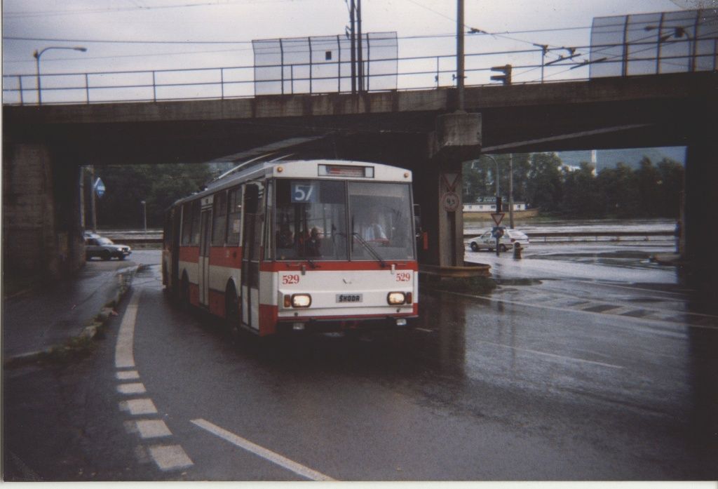 Povodn 2002 a jeden z poslednch trolejbus, co projede - 529. Nyn ve Varn