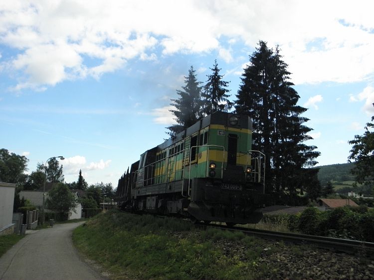 743.009 na Mn 88850 ped zastvkou Prachatice lzn, 28.6.2016