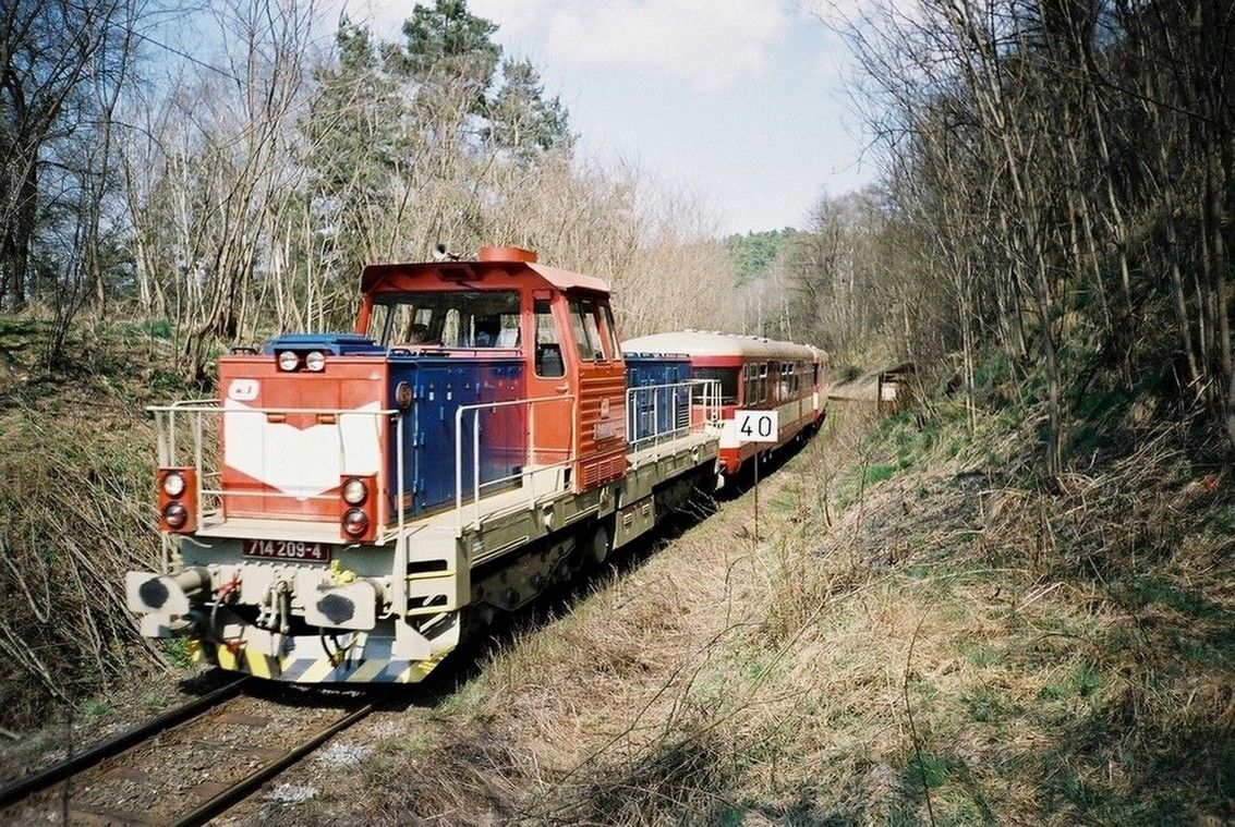 714.209 v Os z Prahy Mas.n. do Rak. (p. 13:54), u vhybky vleky RAKO, 20.4.2003