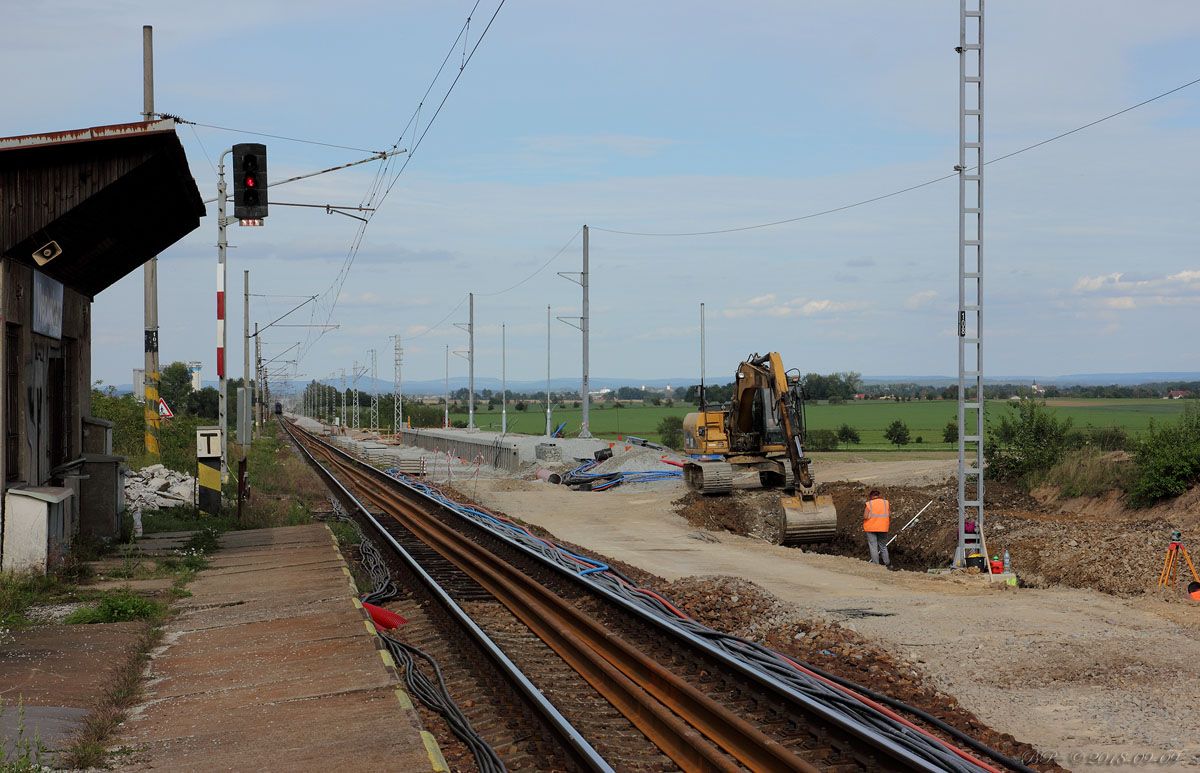 Neplachov - vlevo peron star zastvky s nvstidlem 1Lo - vpravo roste nov zastvka