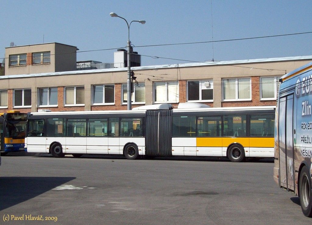823 bez CVR, vozovna, 10. 4. 2009