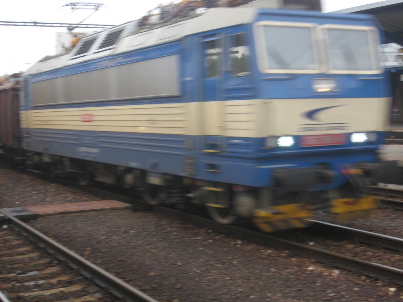 363.088 ZSSKC projd v ele nkladnho vlaku stanic Bratislava Nov Mesto. 