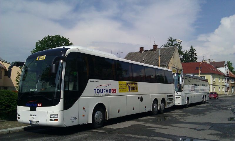 dva velk autobusy na malm mst na jet menm autobusku (Chrastava)