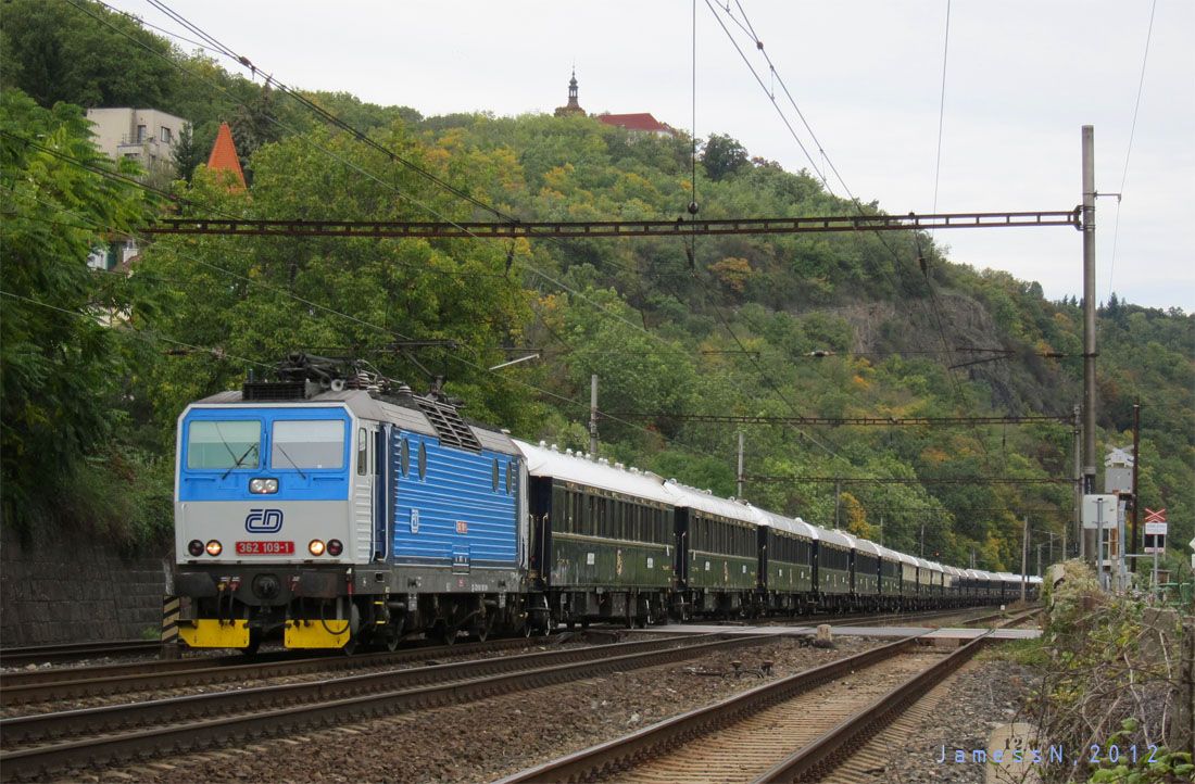 362.109 s 17vozovm OE ped zastvkou Velk Chuchle, v zbru do poslednho vozu