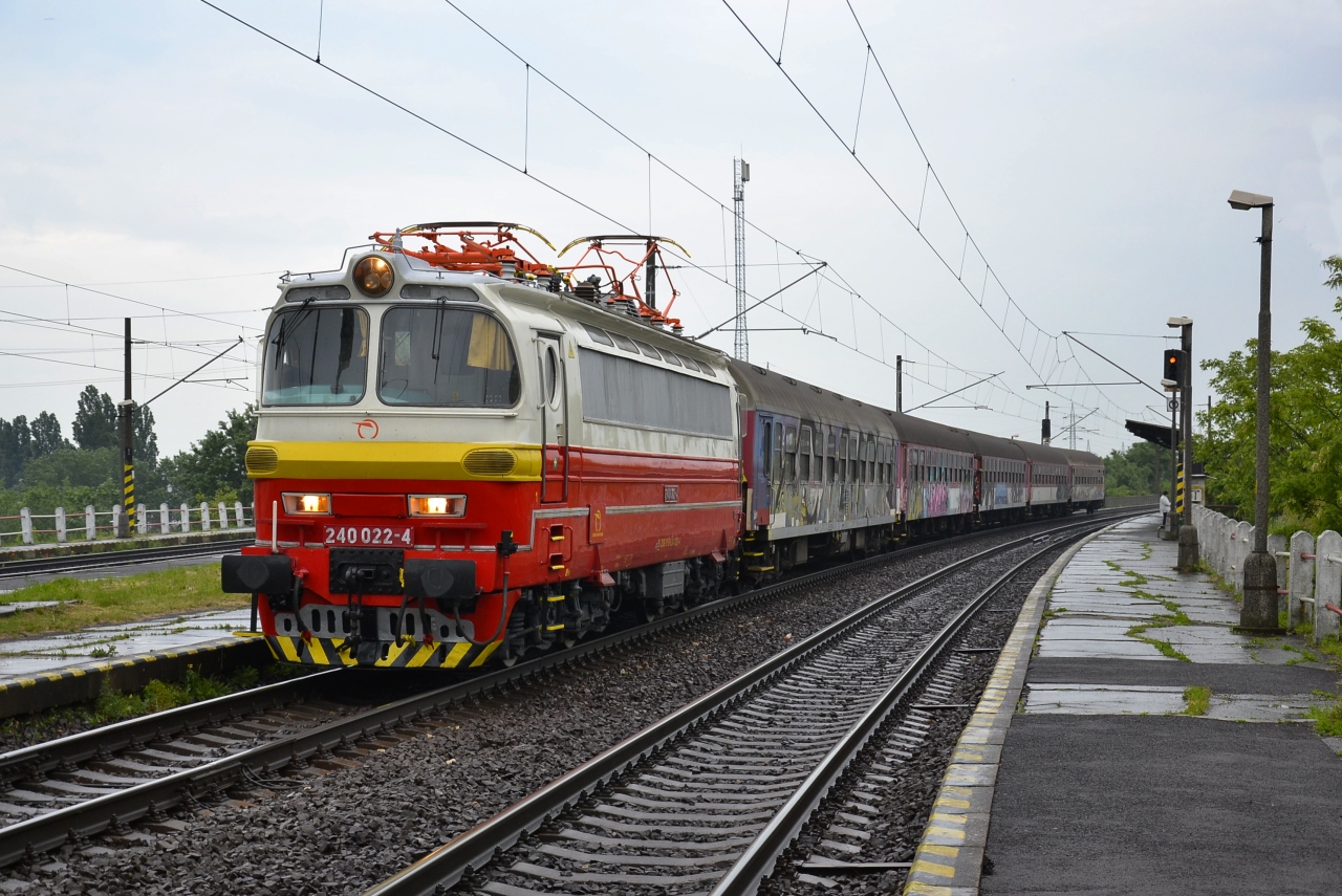 240 022 retro so starmi bkami na Os vlaku z Komrna, 12.5.2016 Ba-Vinohrady