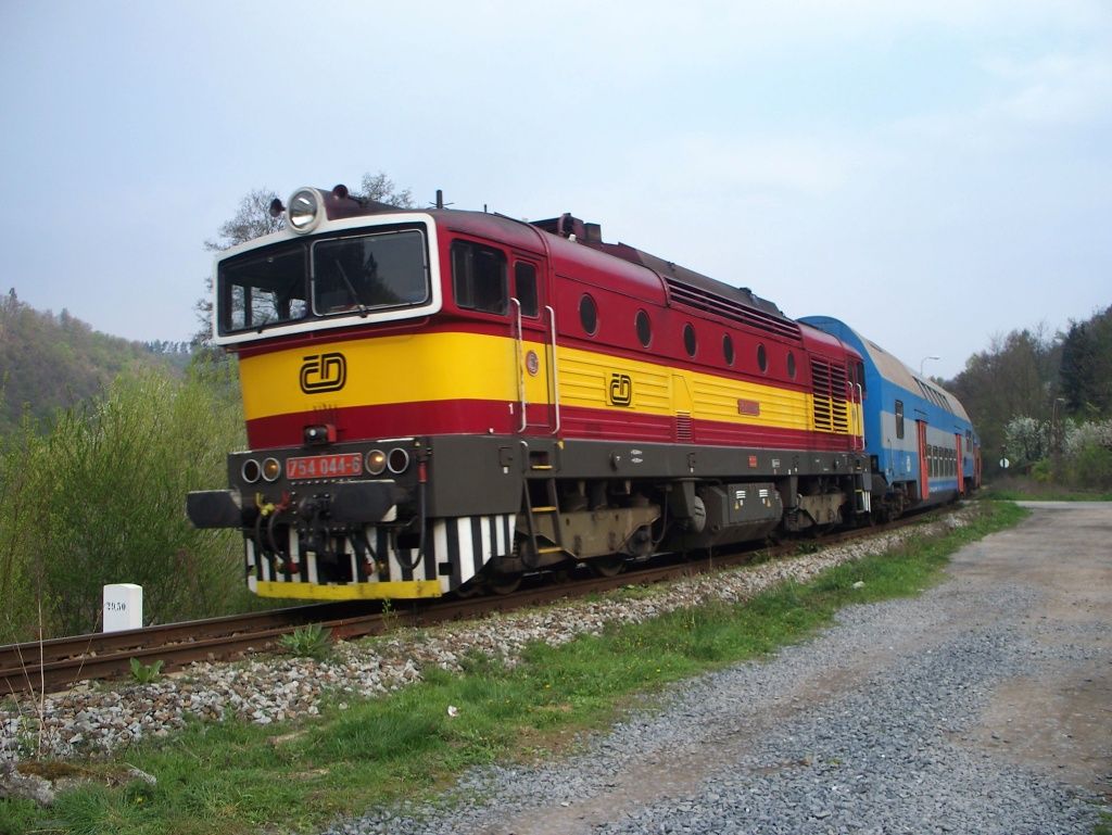 754 044-6 v odb. Skochovice (12.4.2014) - Os 9055