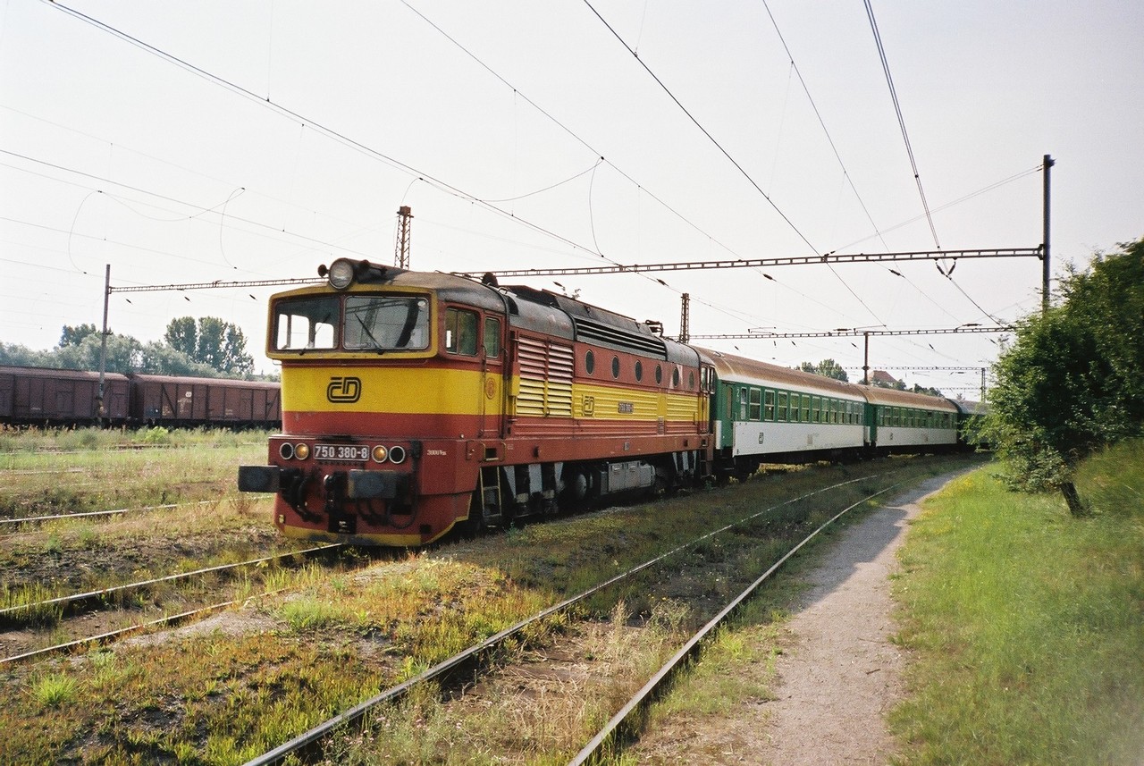 750.380 v R 790 z Plzn do Mostu, projd st. Obrnice, 13.7.2002