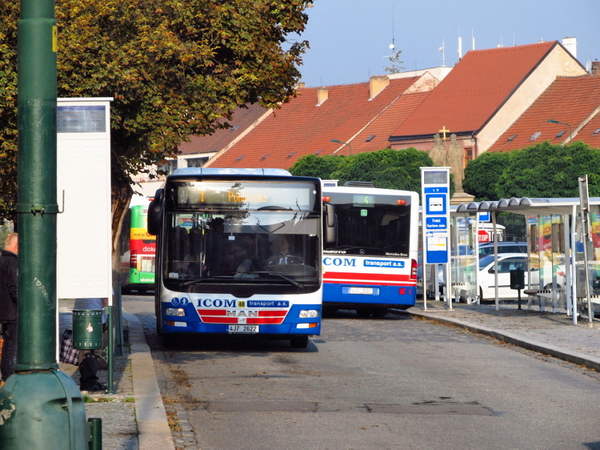 I lince . 1 (zde ped zastavenm u zastvky) ped nosem ujel (v pozad) ppojn bus . 10