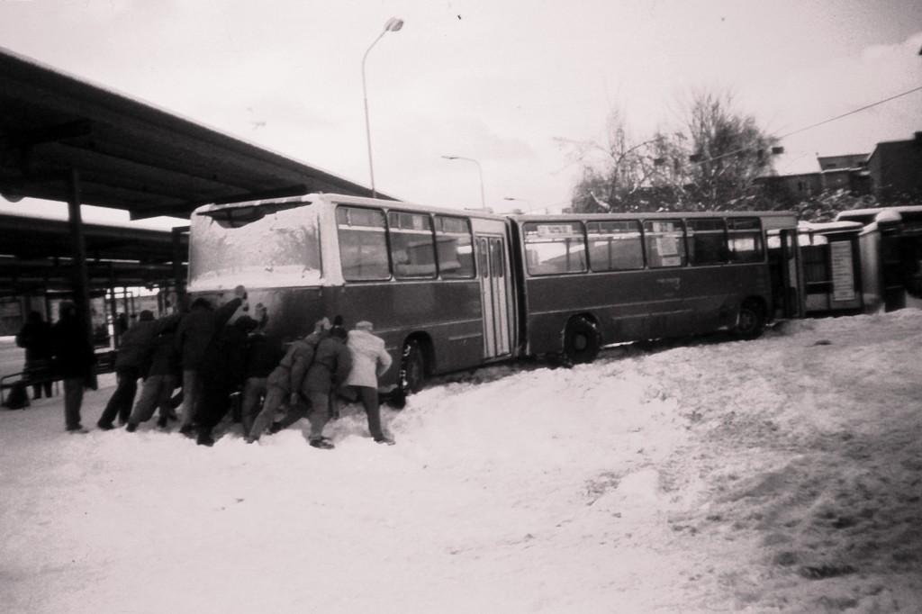 22.2.1993 - ilina, autobus.nstupite