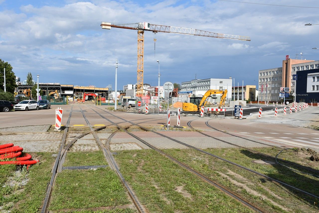 Kolejit ped bvalou brnou vozovny tramvaj Slovany, Plze. Stav 20.08.2021