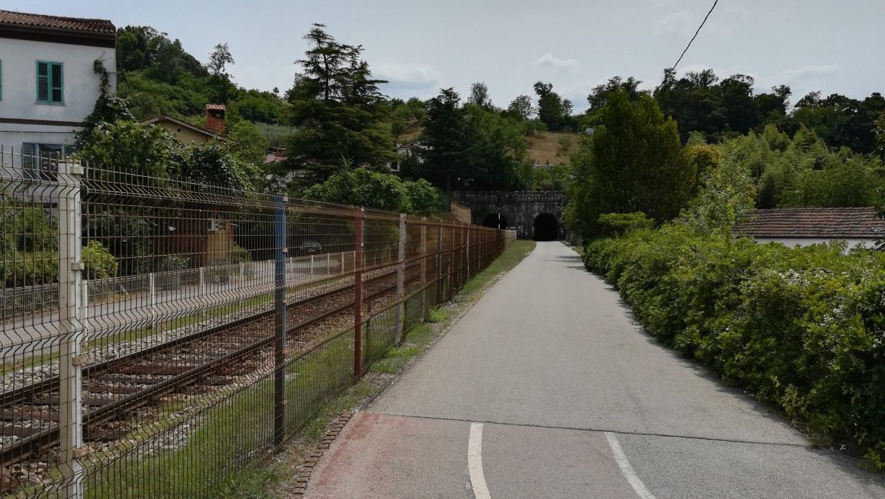 Pohled na tunely smrem na jih od ndra Nova Gorica, napravo vedla tra do Itlie