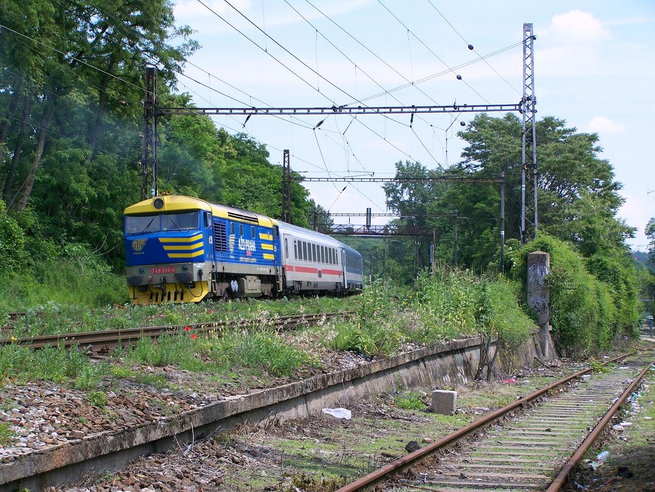 749.039 na pk. EC 174 strkala jako div... - Praha Vysoany - 13.6.2013.