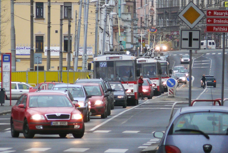 Dve pro veejnou dopravu plynule prjezdn Masarykova ulice se stala po oteven vem kolapsovou.