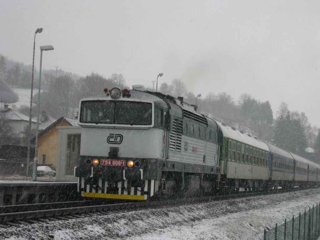 754 008-1 projd zastvkou Biskupice u Luhaovic