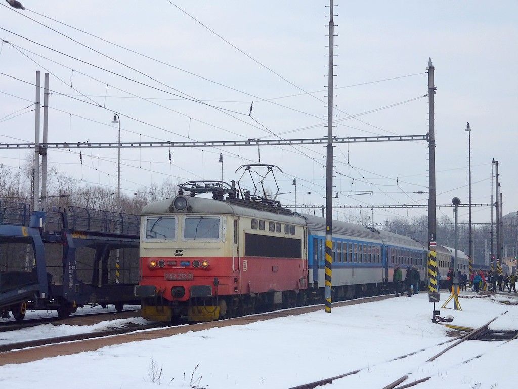 242 212-9, R 666 Petr Vok, J.Hradec, 18.2.2012