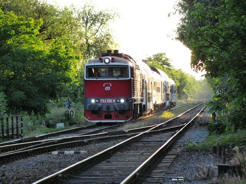 Os 4817 ve vlukovm azen pijd ke Zhlav Sttn silnice, 11. 6. 2013