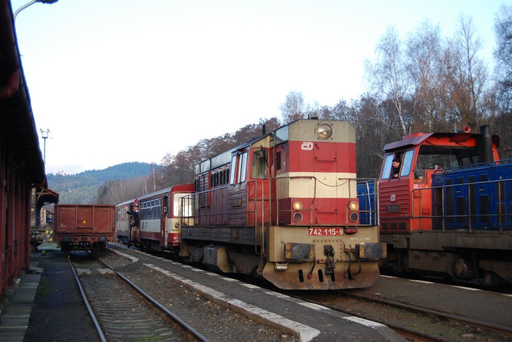 742.115 s Os5405 kiuje v Hodkovicch n.M. s 714.212 na Os5404 dne 3.12.2008 (foto: Vla Musil)