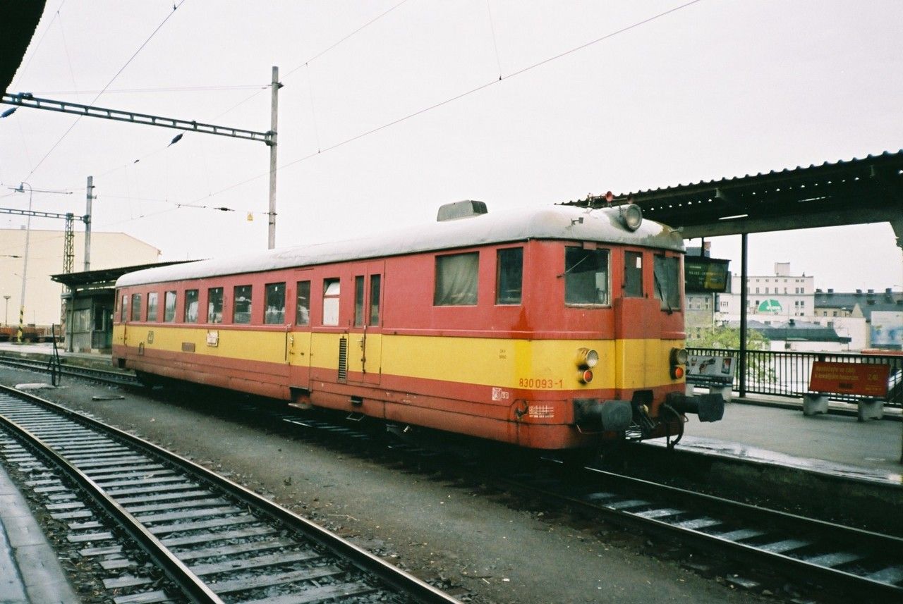 830.093 ve zvl. vlaku 4758 do Rjce-Jesteb, ped odjezdem v st. Brno hl.n., 27.10.2002