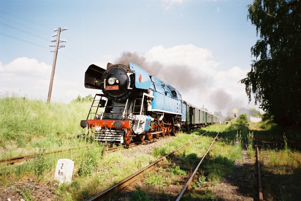 477.043 ve zvltnm vlaku z Lun do Loun, odjd z Rakovnka, 1.6.2002