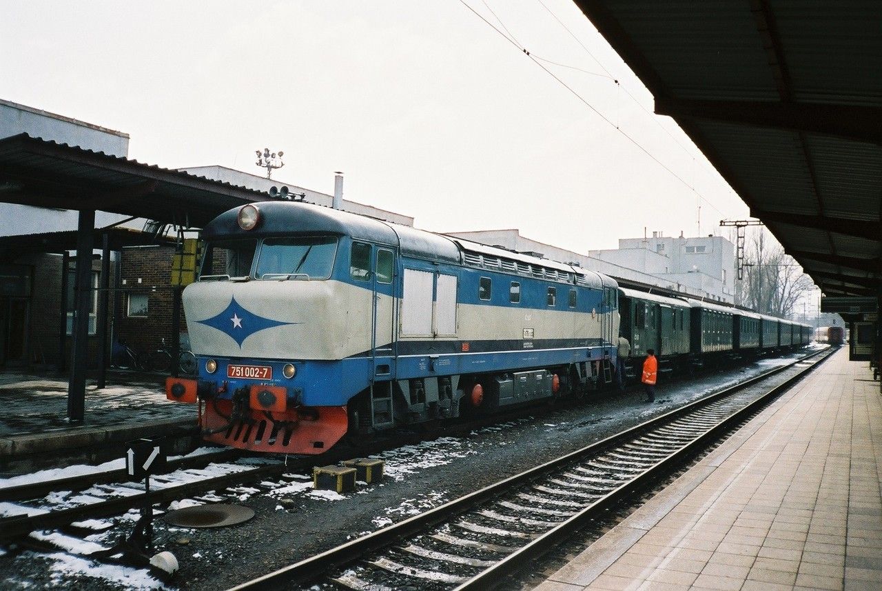 751.002 v Os 13213 do Ronova pod Radhotm v st. Valask Mezi, 15.3.2003