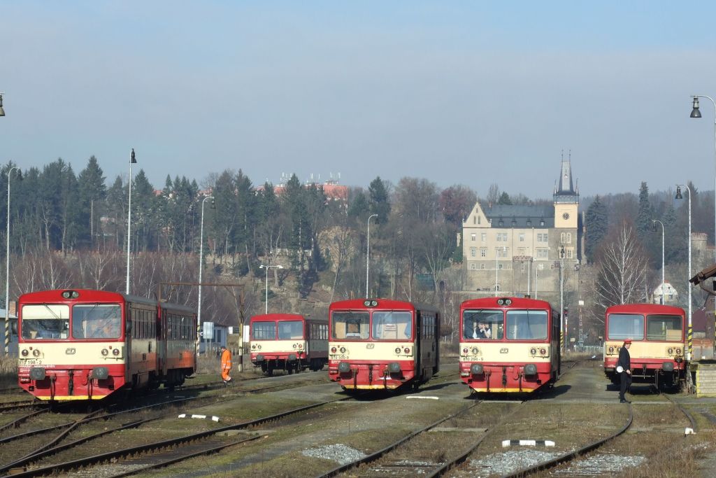 Zleva: 810.198, 810.500 a 810.294, Zru nad Szavou