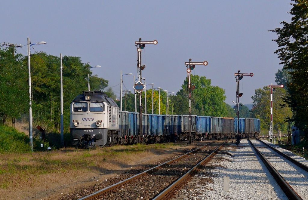 Rogoznica : M62-3518 s nkladnm vlakem z Chalupek