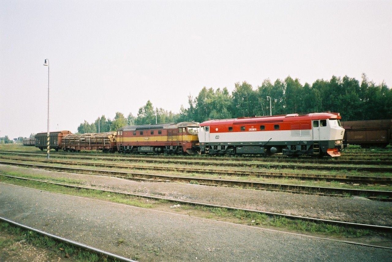 751.166+092 v Mn do Kralup, ped odjezdem v st. Kladno, 25.8.2001