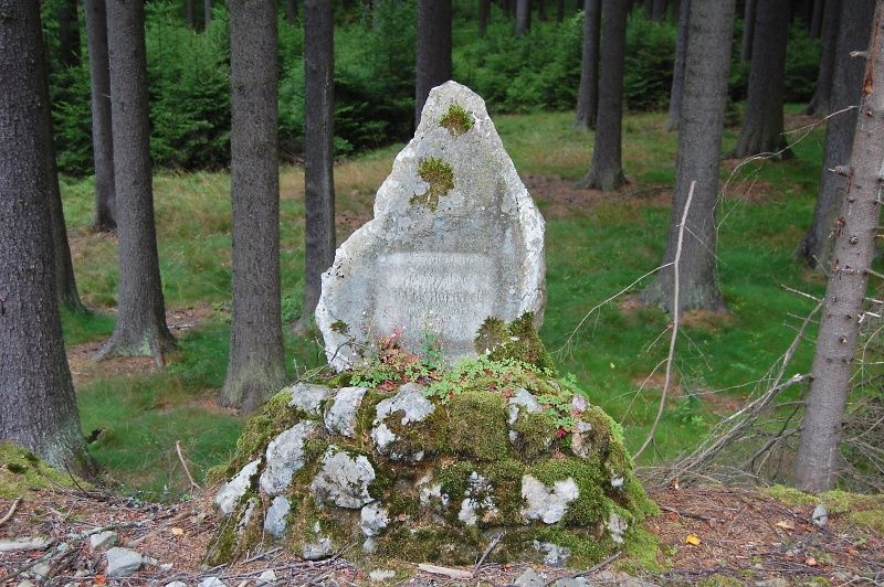 pomnek v km 31,2 (tet oblouk za Chvlkovem smr Obrata na vysokm nspu)