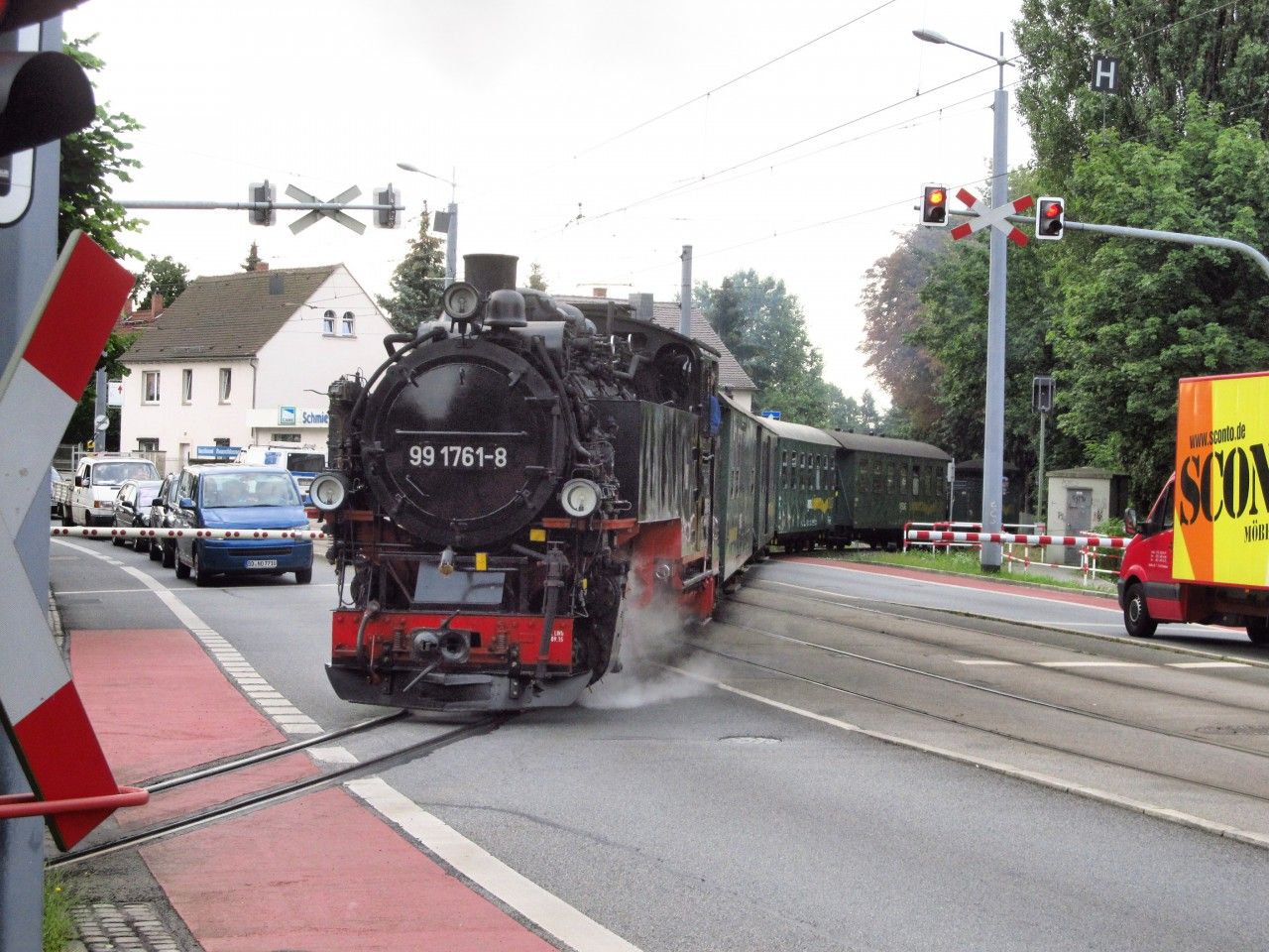 Parn vlak jedouc z Radebeulu do Moritzburgu na radebeulskm pejezdu/ken s tram. trat