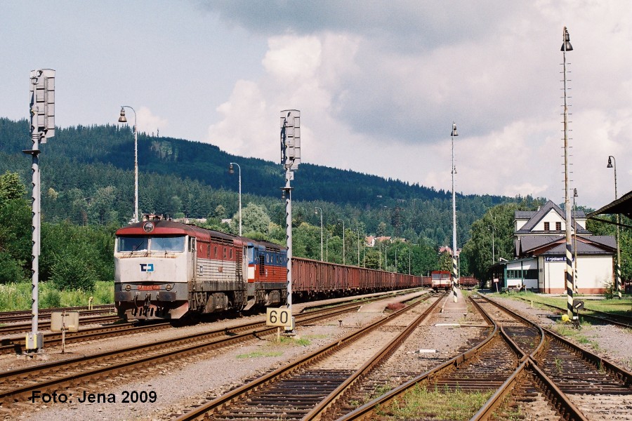751.093 + 751.101 v ele odklonovho Pn vlaku ve Frdlant nad Ostravic, 6.7.2009