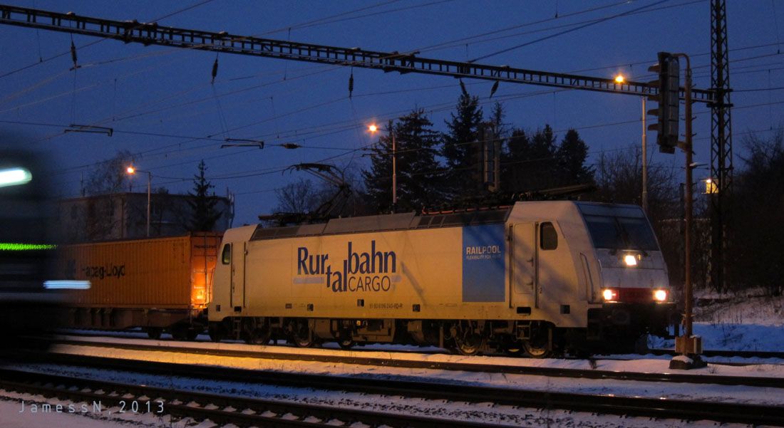 MTR E186.240 na stejn koleji jako pedtm E186.187, Praha-Hostiva