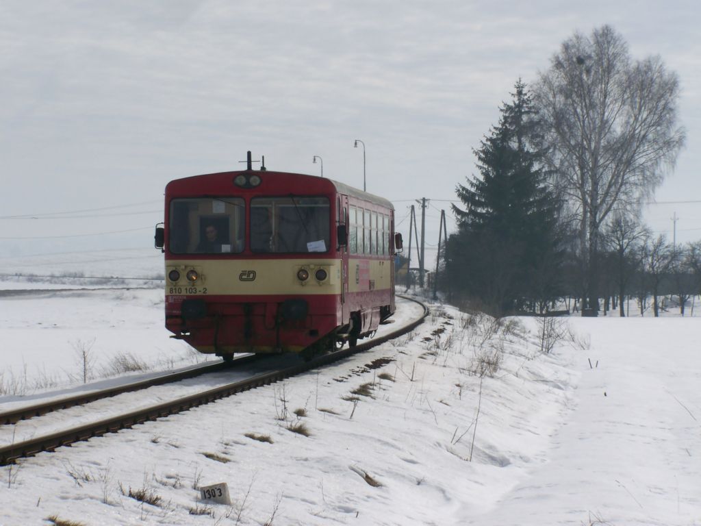 810 103-2 na Os 24 810 odjd z Blkovic 24.2.2010(foto Pavel Valenta)